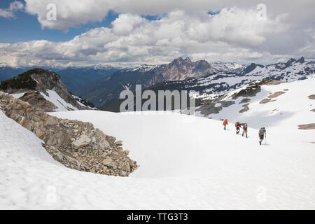 Les alpinistes en approche de pointe Cypress, en Colombie-Britannique. Banque D'Images