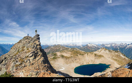 Deux alpinistes se tenir sur le sommet du pic de Douglas. Banque D'Images