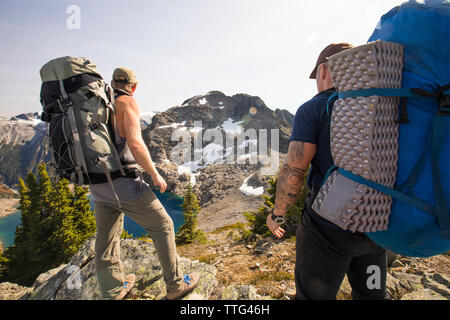 Deux alpinistes se pencher sur leur objectif, le pic de Douglas, en Colombie-Britannique, Canada. Banque D'Images