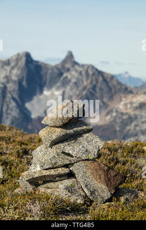 Cairn au sommet, pic de Douglas, en Colombie-Britannique, Canada. Banque D'Images