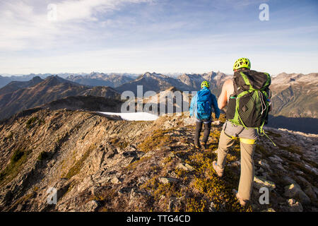 Backpackers de la randonnée le long de la haute montagne Ridge, C.-B. Banque D'Images