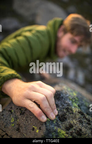 Portrait d'un alpiniste une préhension tenir avec ses doigts Banque D'Images