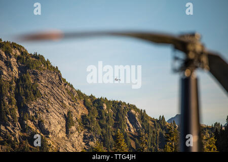 Vol en hélicoptère au-dessus de la côte de montagnes. Banque D'Images