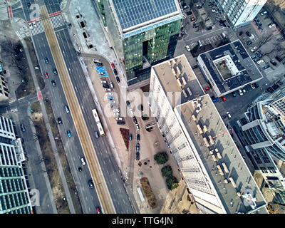 Très belle vue panoramique vue aérienne de drone panorama de Varsovie ville moderne, Q22 - neomodern gratte-ciel conçu par APA Kurylowicz & Associates wit Banque D'Images