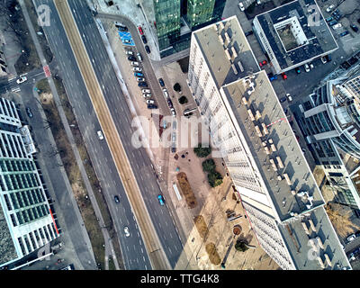 Très belle vue panoramique vue aérienne de drone panorama de Varsovie ville moderne, Q22 - neomodern gratte-ciel conçu par APA Kurylowicz & Associates wit Banque D'Images