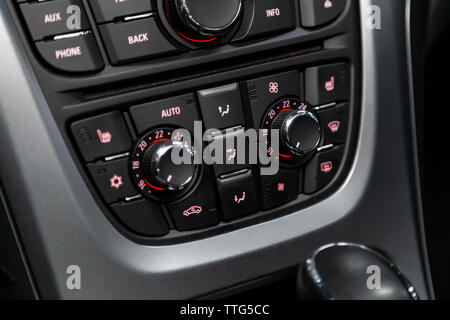 Сlose de la voiture intérieur noir : planche de bord avec la température, horloge, réglage du ventilateur, air conditionné et d'autres boutons. Banque D'Images