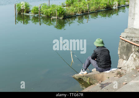 Méconnaissable man fishing in lake Tay Banque D'Images