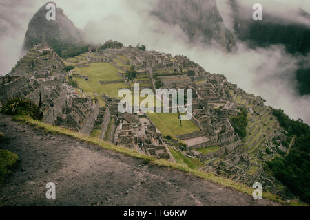 High angle view of old ruins sur la montagne lors de brouillard Banque D'Images