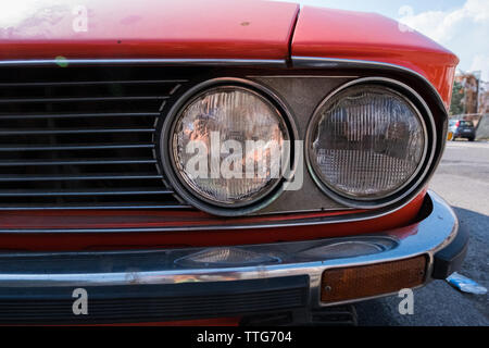 Phare d'une voiture classique rétro rouge. Banque D'Images