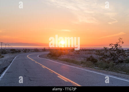 Le lever du soleil sur la mer de Salton le long de la Voie maritime Salton Borrego. Banque D'Images