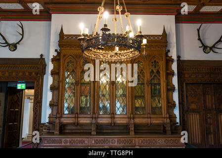 Bad Bentheim, Allemagne - le 9 juin 2019. L'intérieur de l'ancienne 11ème siècle château de Bentheim. Élégant, d''une commode de couleur brune et lampshad Banque D'Images