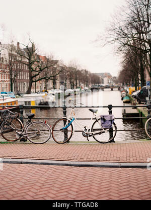 Des vélos sur un pont à Amsterdam Banque D'Images