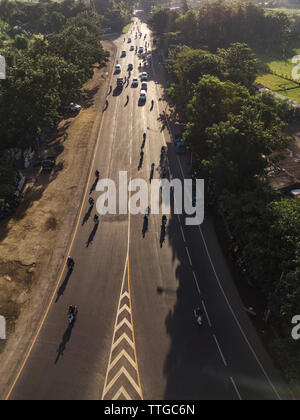 Vue aérienne de voitures et motos sur la route Banque D'Images