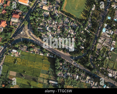 Vue aérienne de voitures et motos sur la route Banque D'Images