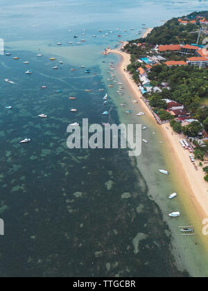 Vue aérienne de la côte de l'océan avec les bateaux Banque D'Images