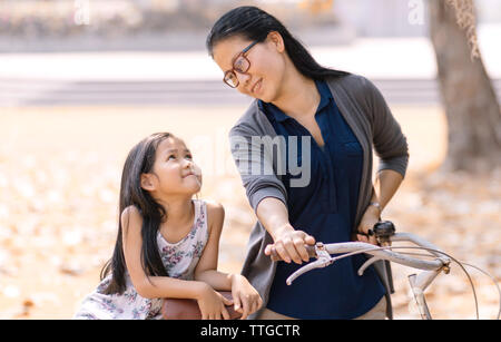 Mère et fille et location en week-end Banque D'Images
