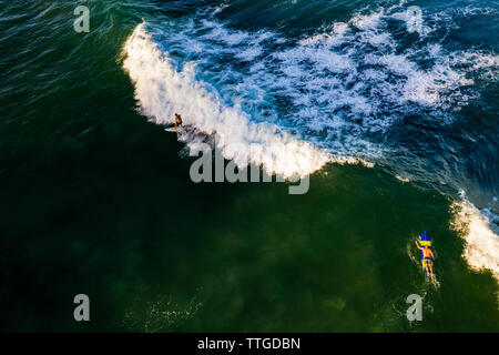 Vue aérienne de surfers et des vagues d'en haut, Burleigh Heads Australie Banque D'Images