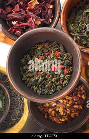 Variété de thé sec dans des pots, closeup Banque D'Images
