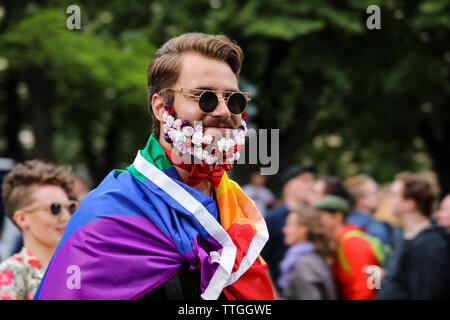 Helsinki Pride Parade sur Esplanadi à Helsinki, Finlande Banque D'Images