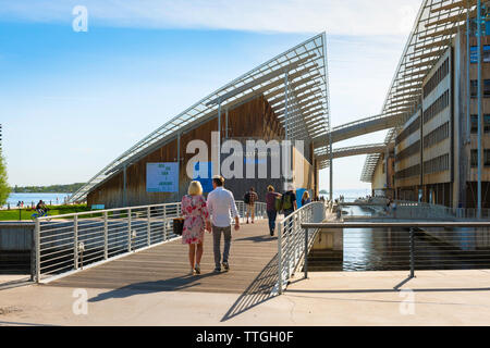 Musée d'art d'Oslo, vue arrière d'un couple norvégien Astrup Fearnley Museet l'approche des capacités - une galerie d'art à Oslo City conçu par Renzo Piano. Banque D'Images