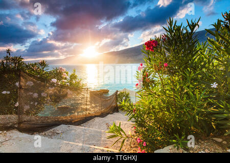 Plage Vouti, Kefalonia, Grèce - lever du soleil d'été incroyable en bordure de mer Banque D'Images