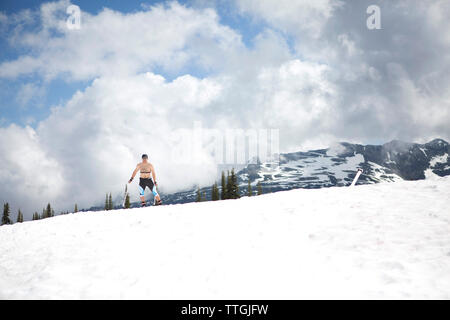 La fondeuse de l'été sur une journée ensoleillée à Whistler, Canada Banque D'Images