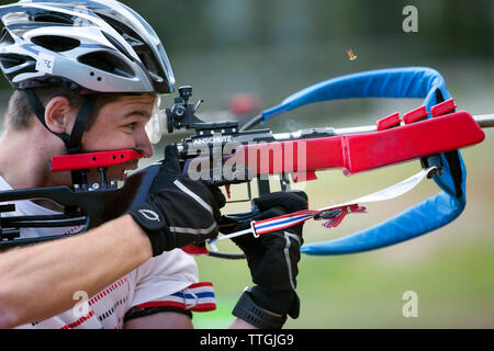 Le biathlète mâle au cours de la cible Banque D'Images