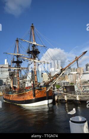 Eplica Captain Cooks navire, le HMS Endeavour, Darling Harbour Sydney Australie Banque D'Images