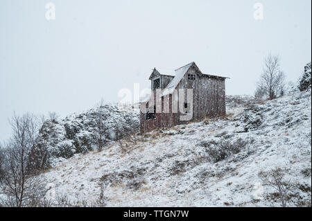 Cabine déserte sur Hill dans la neige Banque D'Images