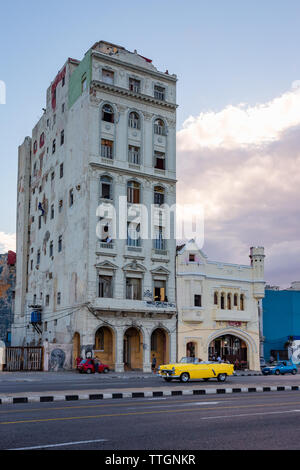 La Havane, Cuba, 2017 : Vintage Yellow Taxi conduisant le long du Malecon Banque D'Images