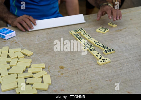 Messieurs jouer a dire du jeu de dominos. Trinidad, Cuba. 2017 Banque D'Images