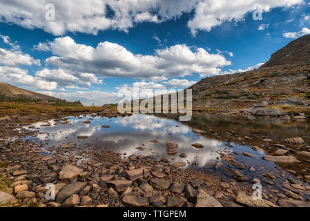 Alpine Lake dans le désert pics indien Banque D'Images