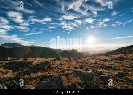 Lever du soleil au-dessus de la limite des arbres dans le désert pics indien Banque D'Images