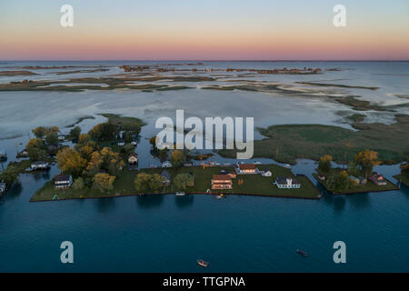 Maisons dans les zones humides, l'estuaire de la rivière Sainte-Claire, au Michigan Banque D'Images