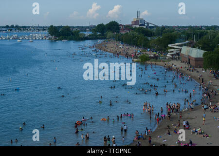 Plage, l'été, 4 juillet foule, Belle Isle, de la rivière Detroit, Michigan Banque D'Images