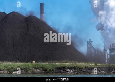 La poussière de charbon Steel Mill soufflant dans la rivière Detroit, Michigan Banque D'Images