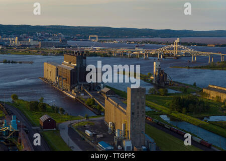 Les silos à grains, Saint Louis et de l'estuaire de la rivière à partir de Superior (Wisconsin) Banque D'Images