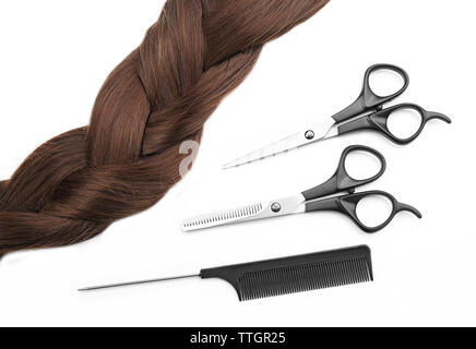 Ciseaux de coiffure avec sabot et brun foncé braid, isolated on white Banque D'Images