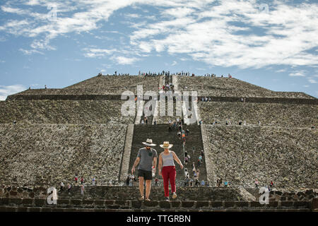 Deux touristes descendre la pyramide du Soleil à Teotihuacan au Mexique Banque D'Images