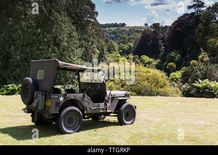 La DEUXIÈME GUERRE MONDIALE UNE Willys Jeep garée sur la pelouse au Trebah Garden à Cornwall. Banque D'Images