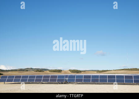 Des panneaux solaires sur le paysage contre le ciel bleu Banque D'Images