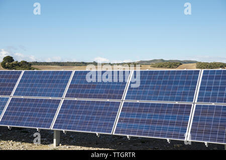 Des panneaux solaires sur le paysage sur fond de ciel bleu au cours de journée ensoleillée Banque D'Images