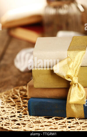 Pile de vieux livres attachées avec du ruban jaune sur une table, Close up Banque D'Images