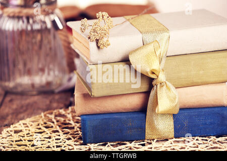 Pile de vieux livres attachées avec du ruban jaune sur une table, Close up Banque D'Images