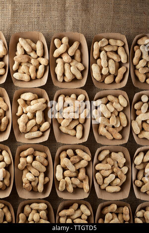L'arachide avec shell dans des boîtes de carton. Banque D'Images