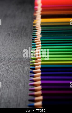 Crayons alignés sur un tableau noir. Banque D'Images