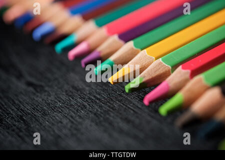 Crayons alignés sur un tableau noir. Banque D'Images