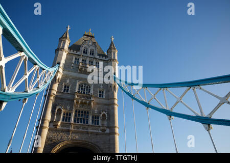 Tower Bridge à Londres au cours d'une journée claire. Banque D'Images