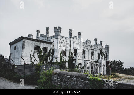 Ruines de la vieille maison Soldiers Point. Les murs blancs recouverts. Banque D'Images