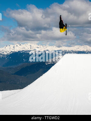 Un homme frappe un saut en skis dans le snowpark à Whistler Blackcomb. Banque D'Images